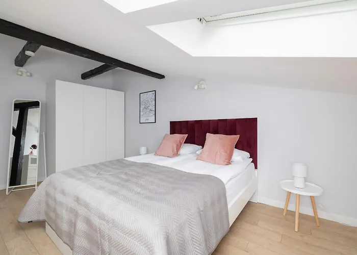 Apartment With 2 Bedrooms And Desks In The Center Of Cracow By Noclegi Renters