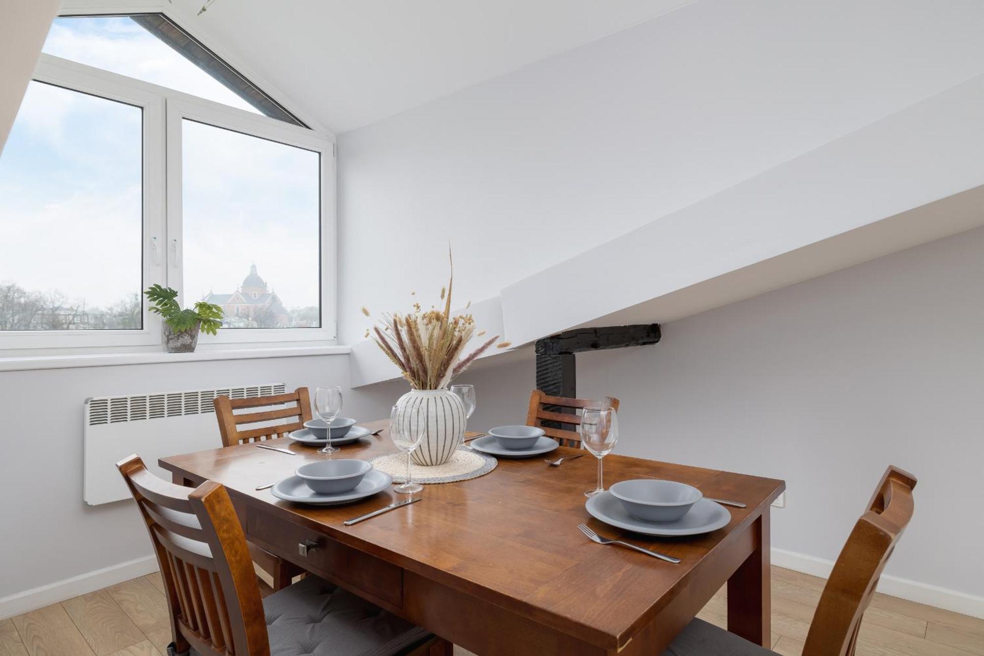 With 2 Bedrooms And Desks In The Center Of Cracow By Renters Apartment