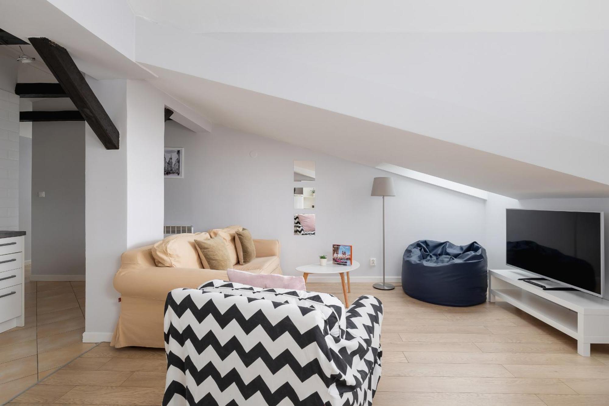 With 2 Bedrooms And Desks In The Center Of Cracow By Renters Apartment