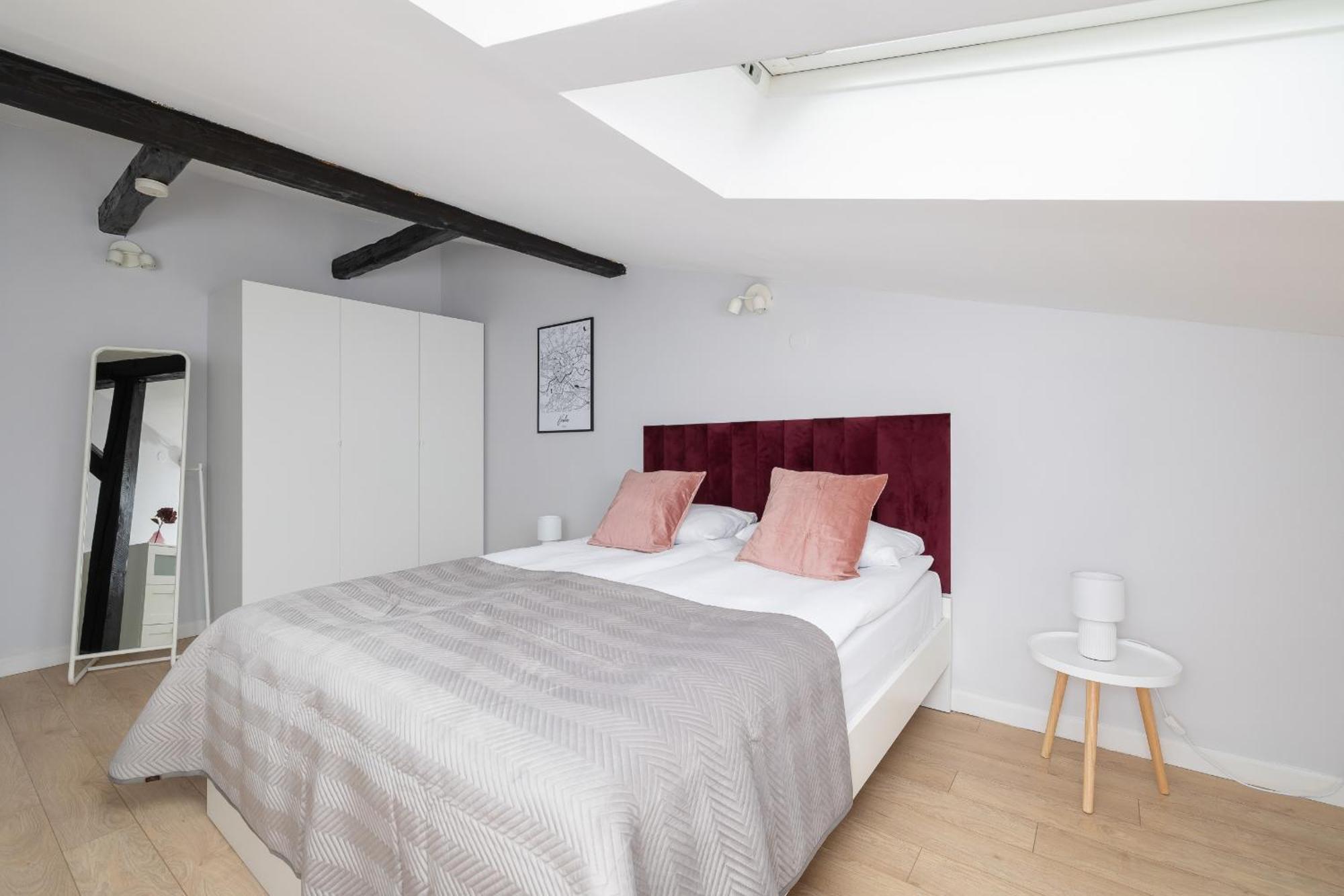 With 2 Bedrooms And Desks In The Center Of Cracow By Renters Krakow