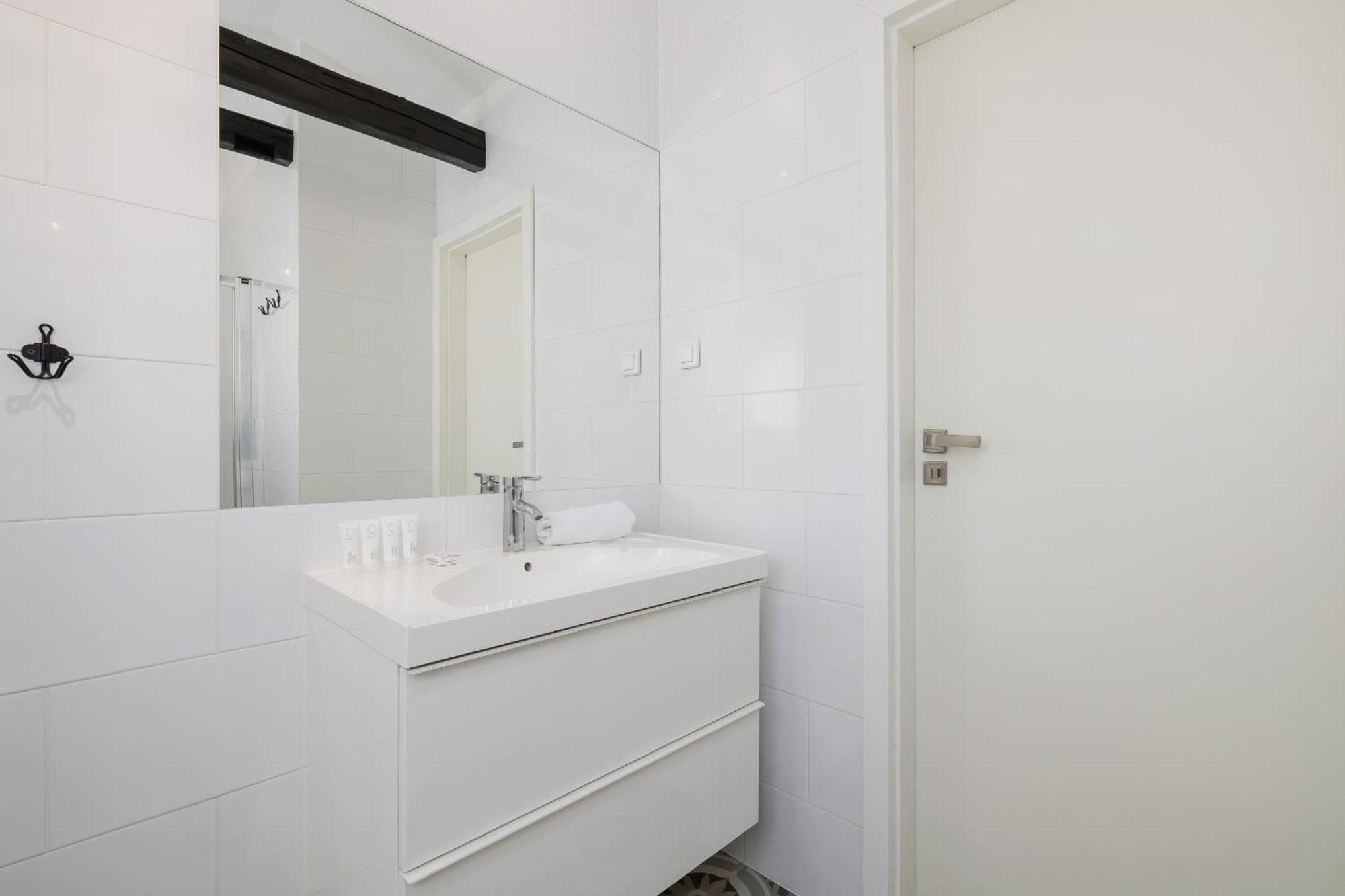 Apartment With 2 Bedrooms And Desks In The Center Of Cracow By Renters