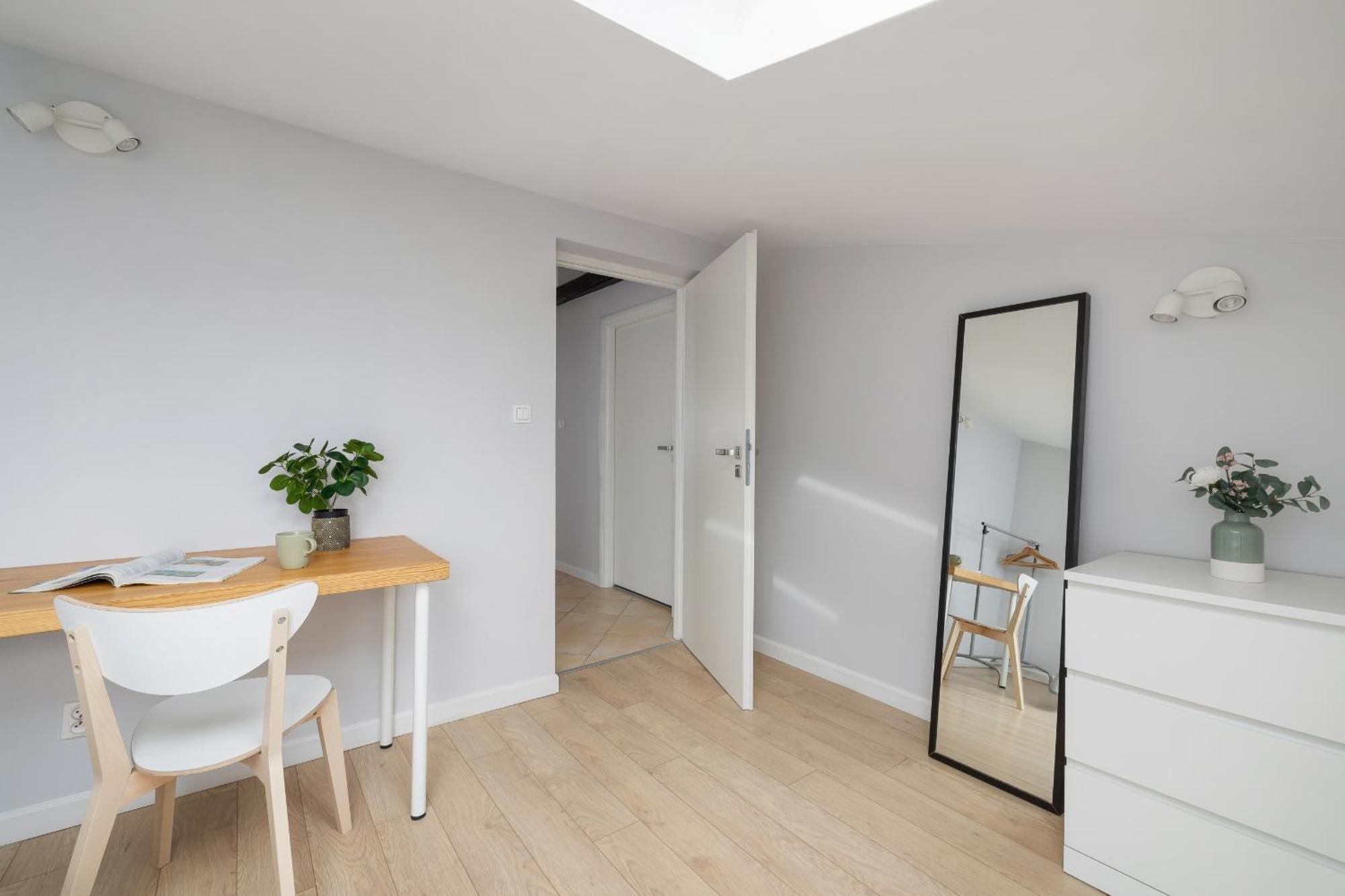 With 2 Bedrooms And Desks In The Center Of Cracow By Renters Apartment