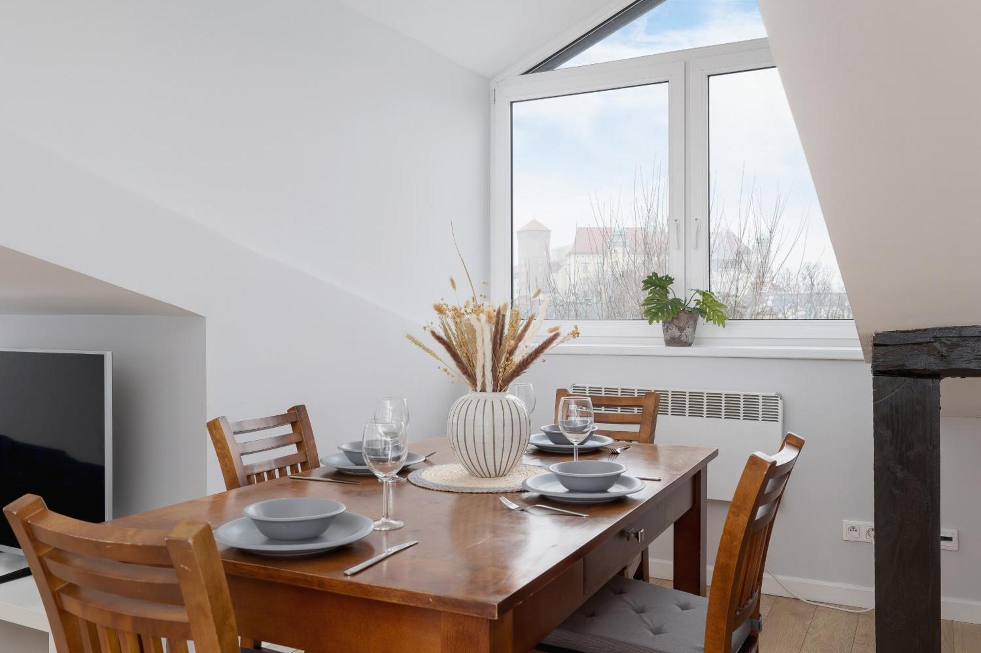 With 2 Bedrooms And Desks In The Center Of Cracow By Renters