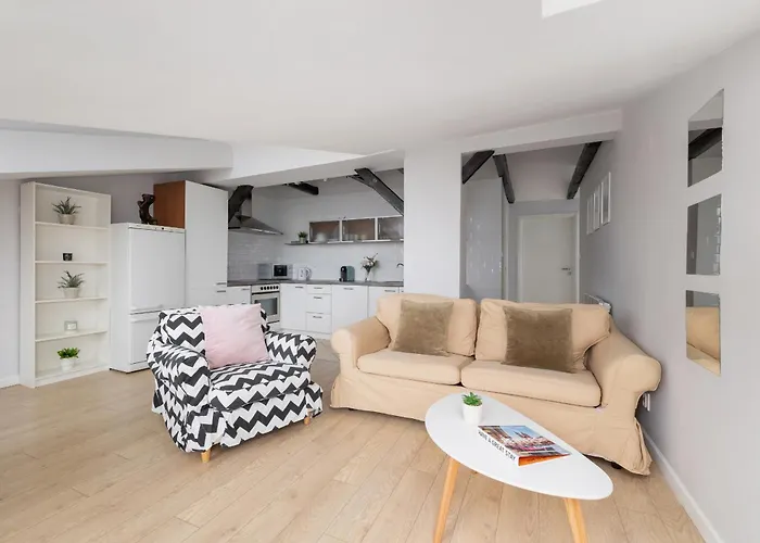 Apartment With 2 Bedrooms And Desks In The Center Of Cracow By Noclegi Renters